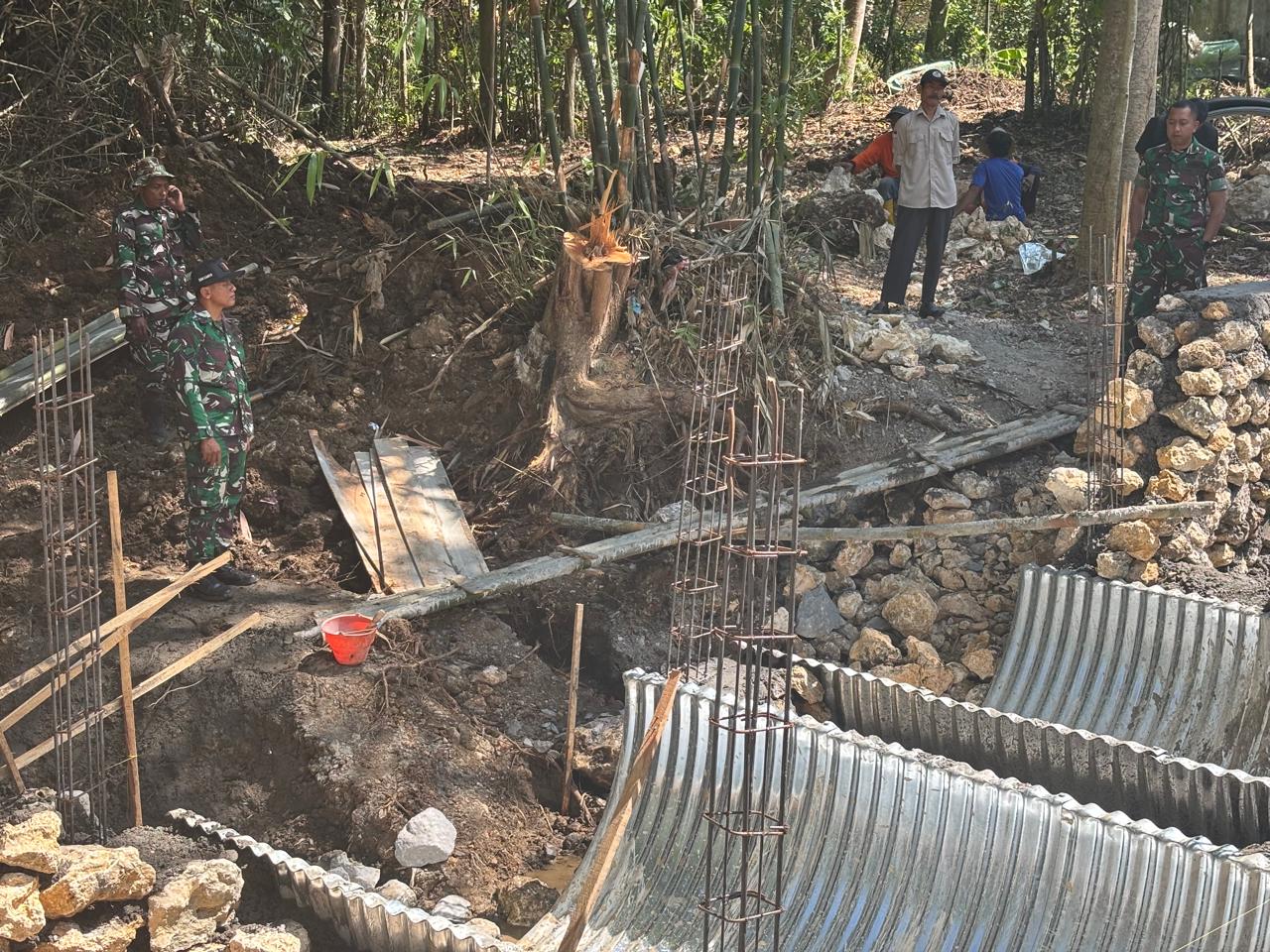 Pastikan Tepat Sasaran, Dandim Tulungagung Cek Langsung Progres Jembatan Garuda Rejosari