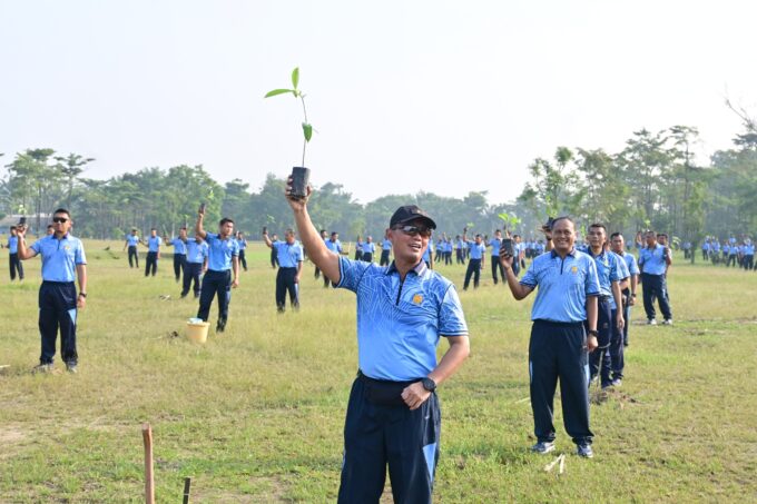 Jaga Kelestarian Lingkungan, Lanud Roesmin Nurjadin Tanam 600 Pohon