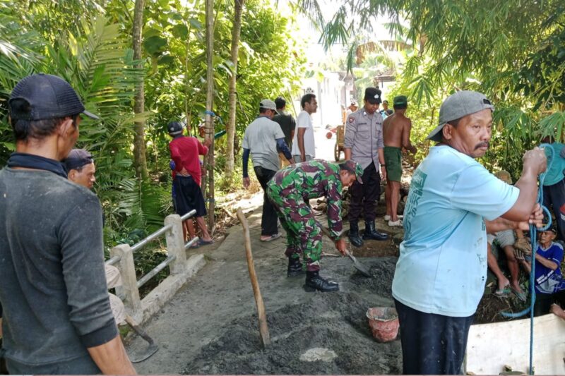 Gotong-Royong Perbaikan Jembatan, TNI-Polri dan Warga Perkuat Kebersamaan di Trenggalek