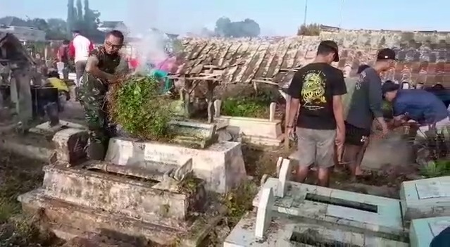 Babinsa / Kelurahan Kauman Bersama Warga Gotong-Royong Bersihkan TPU Setono Serut, Perkuat Kepedulian Lingkungan