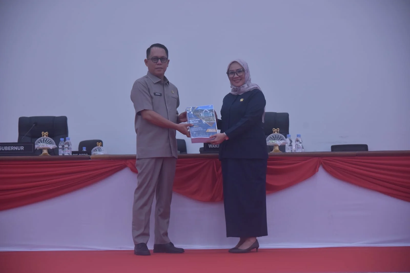 Sekprov Serahkan Ranperda Pertanggungjawaban Pelaksanaan APBD Tahun Anggaran 2025 – Detiktoday.com