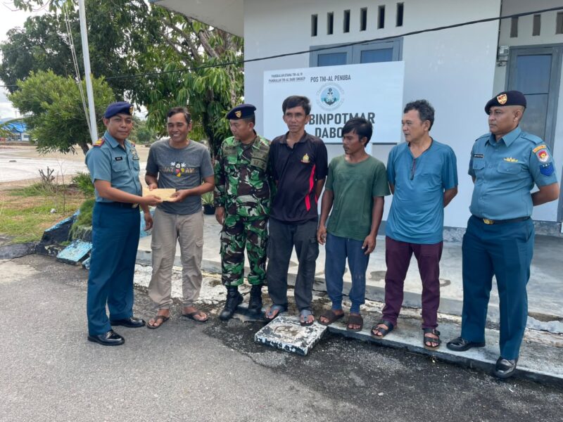 Lanal Dabo Singkep Berikan Tali Asih Kepada ABK KM Handayani Korban Kecelakaan Laut