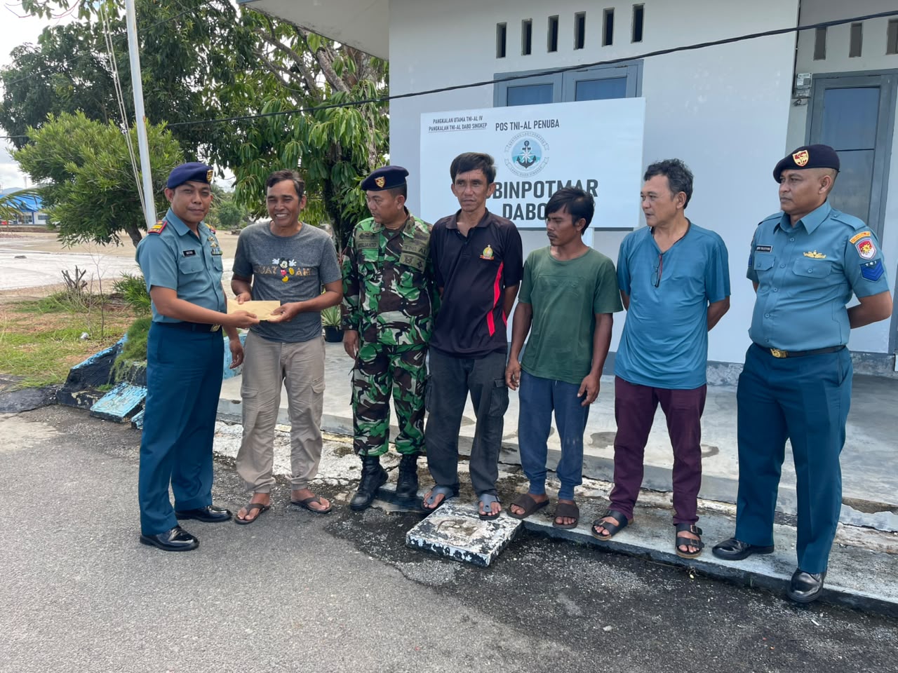 Lanal Dabo Singkep Berikan Tali Asih Kepada ABK KM Handayani Korban Kecelakaan Laut