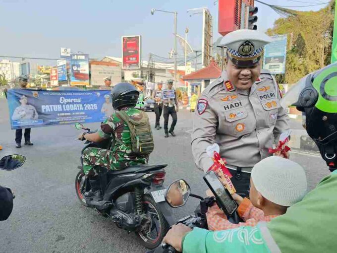 Satlantas Polres Cirebon Kota Edukasi Tertib Lalu Lintas dengan Bagikan Cokelat
