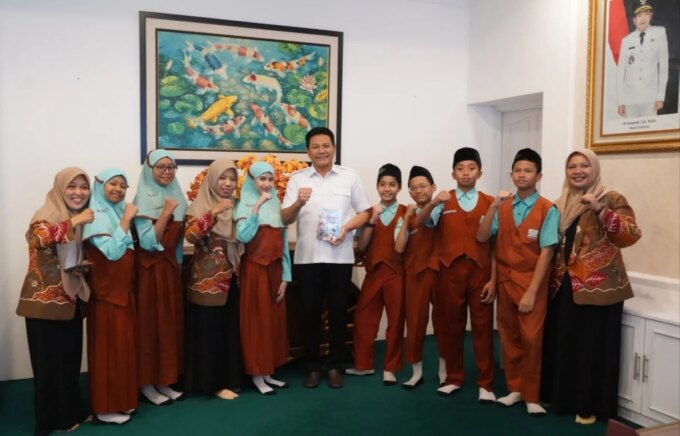 Tujuh Alumni MI NU KH Mukmin Temui Bupati Subandi, Titip Harapan untuk Masa Depan Sidoarjo Lewat Sebuah Buku – Detiktoday.com