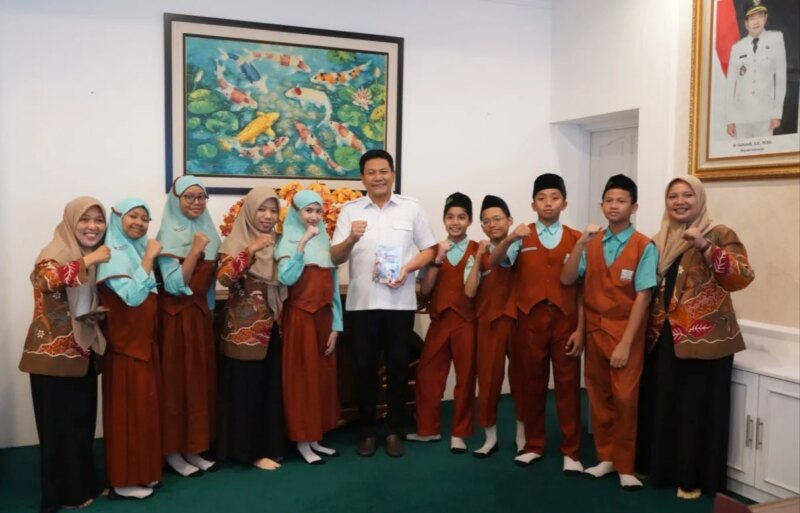 Tujuh Alumni MI NU KH Mukmin Temui Bupati Subandi, Titip Harapan untuk Masa Depan Sidoarjo Lewat Sebuah Buku – Detiktoday.com