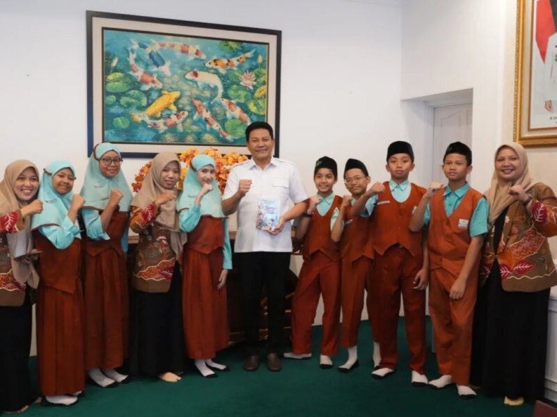 Tujuh Alumni MI NU KH Mukmin Temui Bupati Subandi, Titip Harapan untuk Masa Depan Sidoarjo Lewat Sebuah Buku – Detiktoday.com