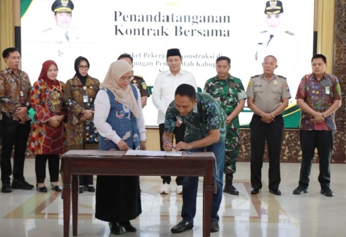 Bupati Sidoarjo Subandi Tegaskan Proyek Molor Tak Boleh Terulang – Detiktoday.com
