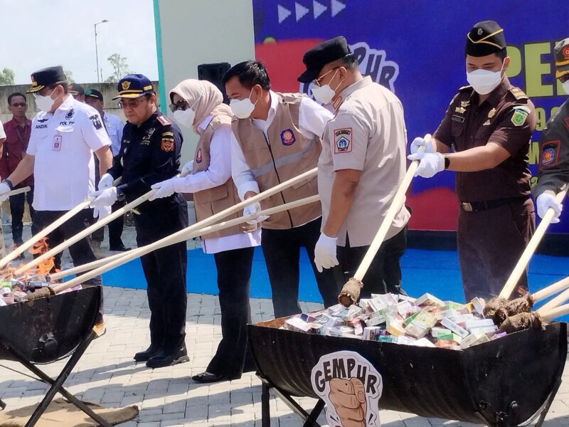 Pemkab Sidoarjo dan Bea Cukai Musnahkan 9 Juta Batang Rokok Ilegal – Detiktoday.com
