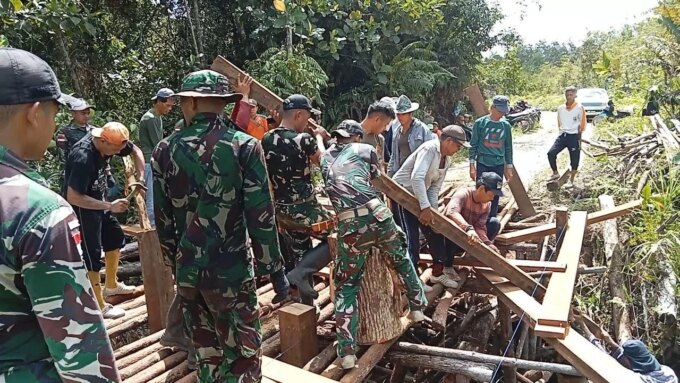 Dandim 1206 Psb Turunkan Babinsa Gotong Royong Perbaiki Jembatan Antar Desa di Batang Lupar – Detiktoday.com
