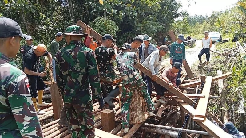 Dandim 1206 Psb Turunkan Babinsa Gotong Royong Perbaiki Jembatan Antar Desa di Batang Lupar – Detiktoday.com