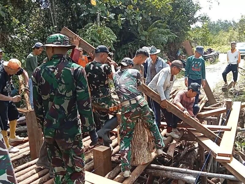 Dandim 1206 Psb Turunkan Babinsa Gotong Royong Perbaiki Jembatan Antar Desa di Batang Lupar – Detiktoday.com