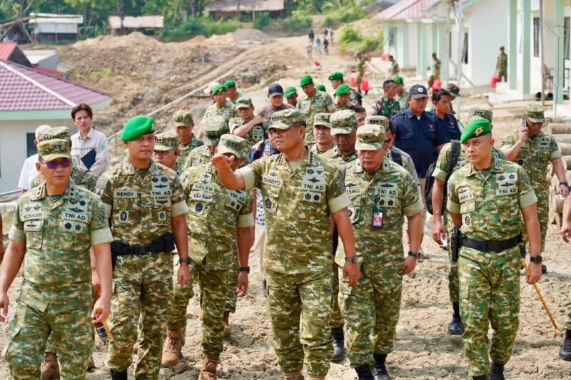 Wapang TNI Tinjau Yonif TP 842/Badak Sakti, Dukung Pertahanan dan Ekonomi Daerah