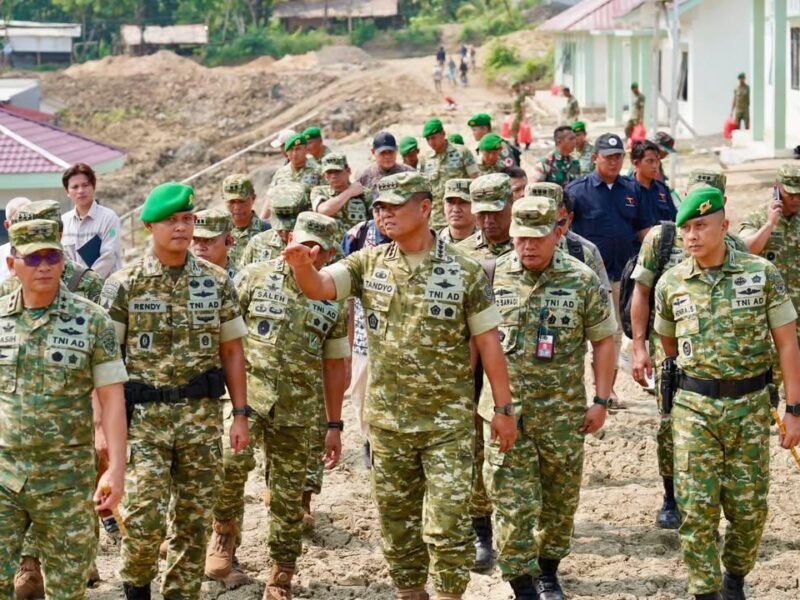 Wapang TNI Tinjau Yonif TP 842/Badak Sakti, Dukung Pertahanan dan Ekonomi Daerah