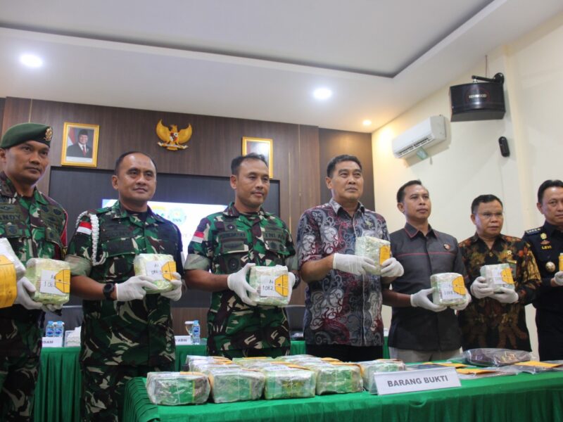 Satgas Pamtas Yonarhanud 1/PBC/1 Kostrad Kembali Ukir Prestasi, Gagalkan Penyelundupan 21,4 Kg Sabu dan Amankan WNA di Entikong