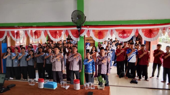 Polisi Edukasi Pelajar SMKN 2 Putussibau Target Generasi Sadar Hukum Menuju Indonesia Emas 2045 – Detiktoday.com