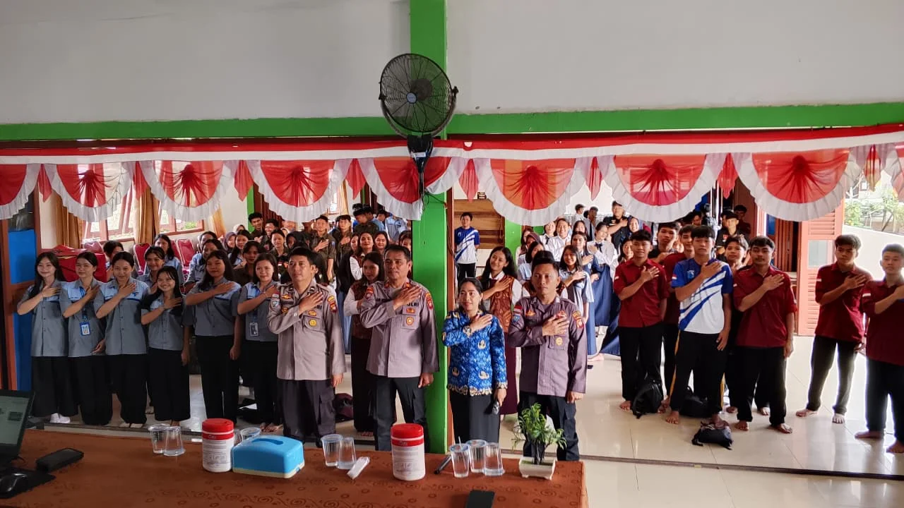 Polisi Edukasi Pelajar SMKN 2 Putussibau Target Generasi Sadar Hukum Menuju Indonesia Emas 2045 – Detiktoday.com