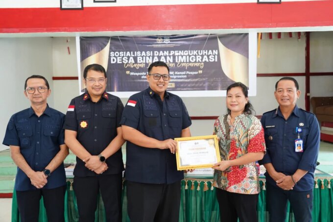 Cegah TPPO dari Hulu, Imigrasi Putussibau Kukuhkan 6 Desa Binaan dan Pelayanan PAPAKELING di Empanang – Detiktoday.com