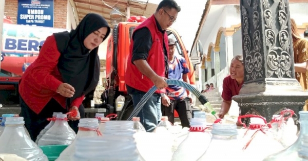 Atasi Krisis Kekeringan, PDI Perjuangan Bondowoso Pasok Air Bersih dan Sembako di Klabang