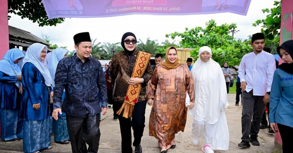 Dewi Juliani Salurkan Bantuan Alat Pertanian, Bantuan Aspirasi, dan PIP di Desa Muara Basung, Kec. Pinggir, Bengkalis