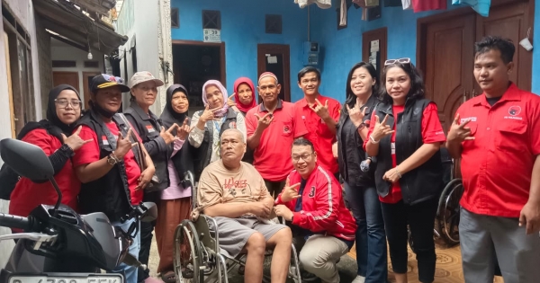 Hari Lahir Pancasila, PDI Perjuangan Depok Salurkan Kursi Roda untuk Warga Tapos