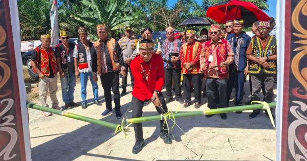 Jaga Eksistensi Suku Dayak di Era Digital, Krisantus Resmikan Rumah Adat Roming Ompuk Domauk Panu