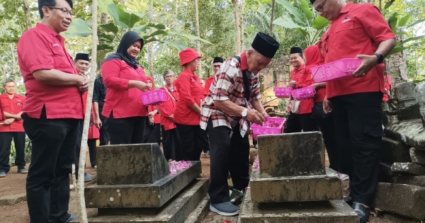 ‎Kader PDI Perjuangan Kebumen Kenang Senior Partai Lewat Ziarah dan Doa