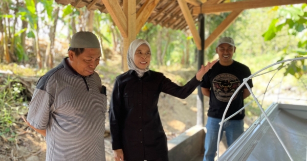 Peduli Fasilitas Sosial, Ineu Purwadewi Serahkan Bantuan Keranda untuk Warga Tarikolot