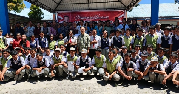 Ringankan Beban Sekolah Swasta, Bane Raja Manalu Salurkan 4.000 Beasiswa PIP di Dairi