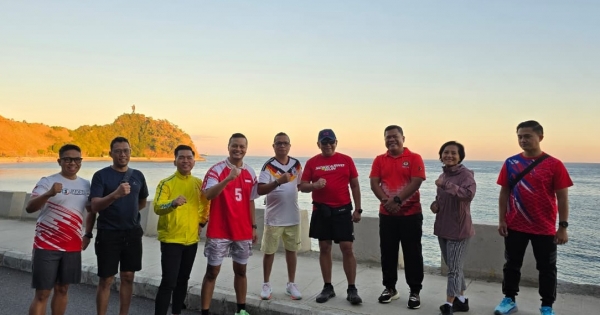 Sekjen PDI Perjuangan Lari Pagi Sambil Nikmati Suasana di Pantai Cristo Rei Dili