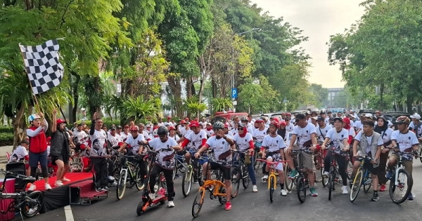 Siasati Kenaikan BBM, Ribuan Warga Surabaya 'Gowes' Bareng PDI Perjuangan di Bulan Bung Karno