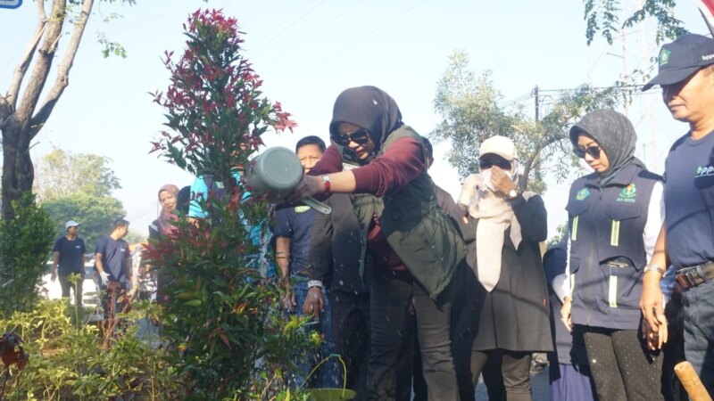Tanam Ratusan Pucuk Merah, Wabup Mimik Ajak Warga dan PKL Jaga Kebersihan Sidoarjo – Detiktoday.com