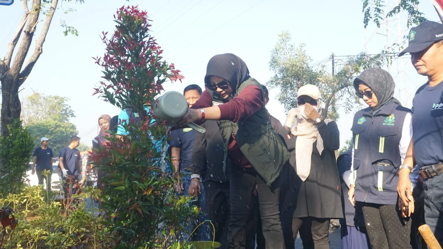 Tanam Ratusan Pucuk Merah, Wabup Mimik Ajak Warga dan PKL Jaga Kebersihan Sidoarjo – Detiktoday.com