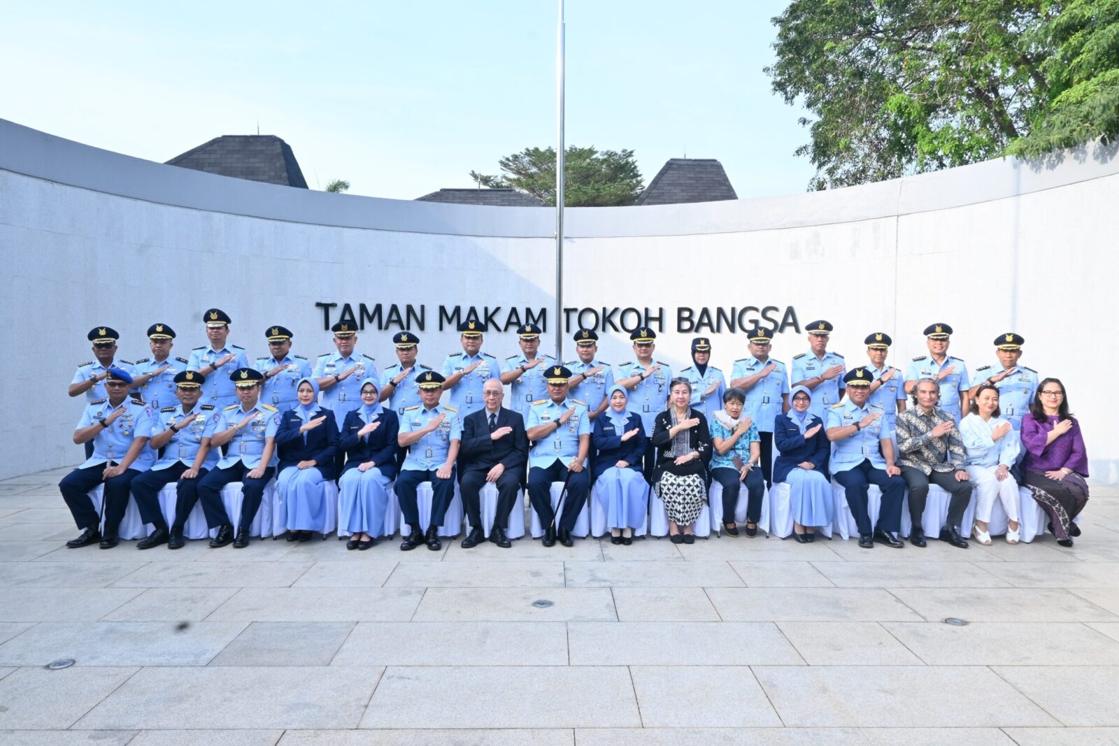 Momentum Tabur Bunga Di Hari Bakti TNI AU Ke-79, Pangkodau I Menyerahkan Tali Asih