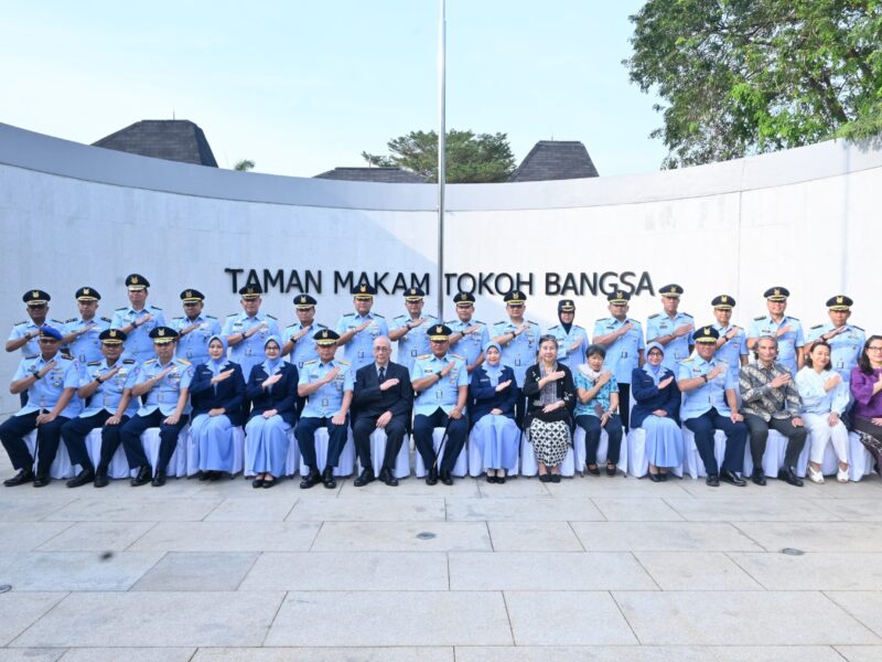 Momentum Tabur Bunga Di Hari Bakti TNI AU Ke-79, Pangkodau I Menyerahkan Tali Asih