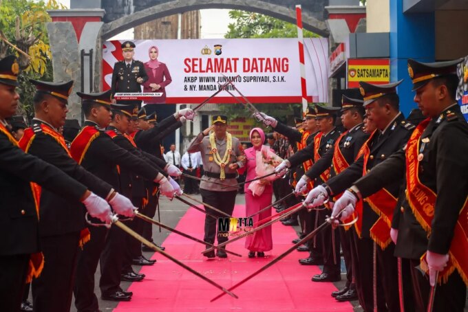 Tradisi Pedang Pora Sambut Kapolres Tulungagung Baru AKBP Wiwin Junianto Supriyadi, Tongkat Komando Resmi Berganti – Detiktoday.com