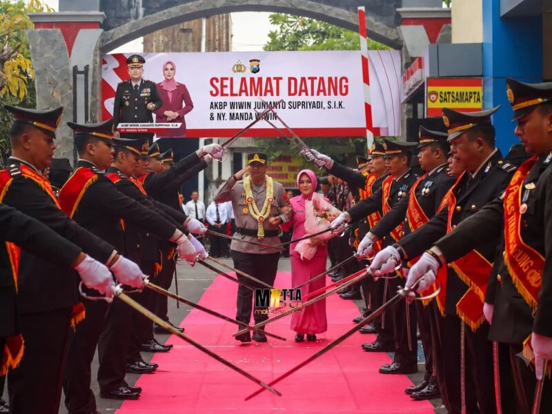 Tradisi Pedang Pora Sambut Kapolres Tulungagung Baru AKBP Wiwin Junianto Supriyadi, Tongkat Komando Resmi Berganti – Detiktoday.com