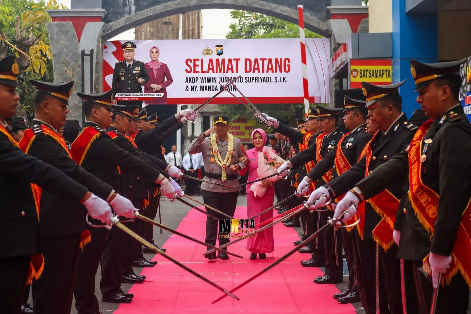 Tradisi Pedang Pora Sambut Kapolres Tulungagung Baru AKBP Wiwin Junianto Supriyadi, Tongkat Komando Resmi Berganti – Detiktoday.com