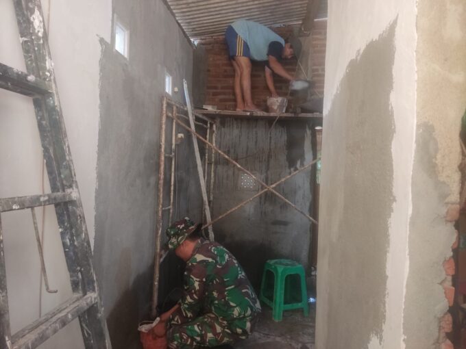 Babinsa Batangsaren Dampingi Pengerjaan Rutilahu, Wujudkan Hunian Layak bagi Warga Kurang Mampu