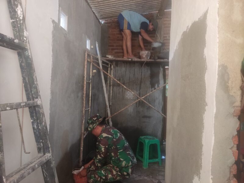 Babinsa Batangsaren Dampingi Pengerjaan Rutilahu, Wujudkan Hunian Layak bagi Warga Kurang Mampu