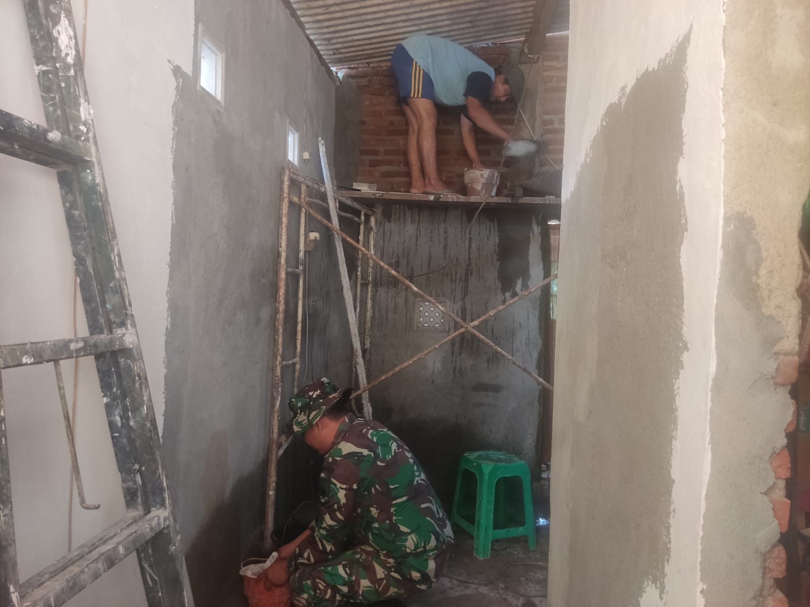 Babinsa Batangsaren Dampingi Pengerjaan Rutilahu, Wujudkan Hunian Layak bagi Warga Kurang Mampu