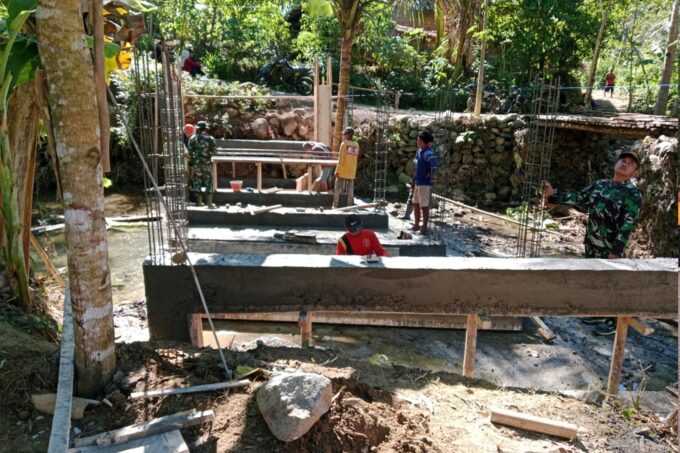Gotong-Royong Bangun Jembatan Armco, TNI Permudah Akses Warga Suruh