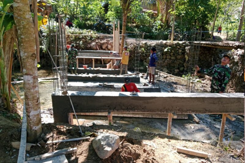 Gotong-Royong Bangun Jembatan Armco, TNI Permudah Akses Warga Suruh
