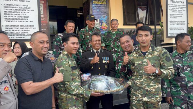 Koramil Tanjungsari Geruduk 3 Mapolsek di Tanjungsari Dengan Nasi Tumpeng