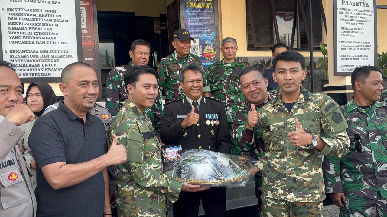 Koramil Tanjungsari Geruduk 3 Mapolsek di Tanjungsari Dengan Nasi Tumpeng