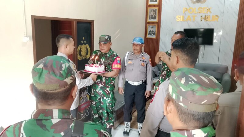 Danramil Silat Hilir Kejutan Polsek di HUT Bhayangkara ke-80, Sinergi TNI-Polri Bukan Hanya Slogan – Detiktoday.com