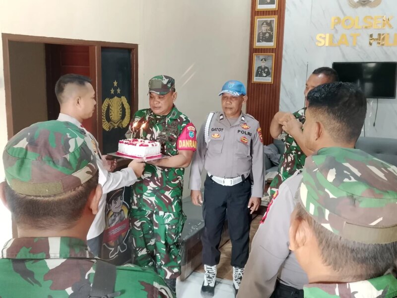 Danramil Silat Hilir Kejutan Polsek di HUT Bhayangkara ke-80, Sinergi TNI-Polri Bukan Hanya Slogan – Detiktoday.com