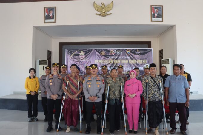 Kapolres Demak Serahkan Empat Kaki Palsu kepada Penyandang Disabilitas pada Hari Bhayangkara Ke-80