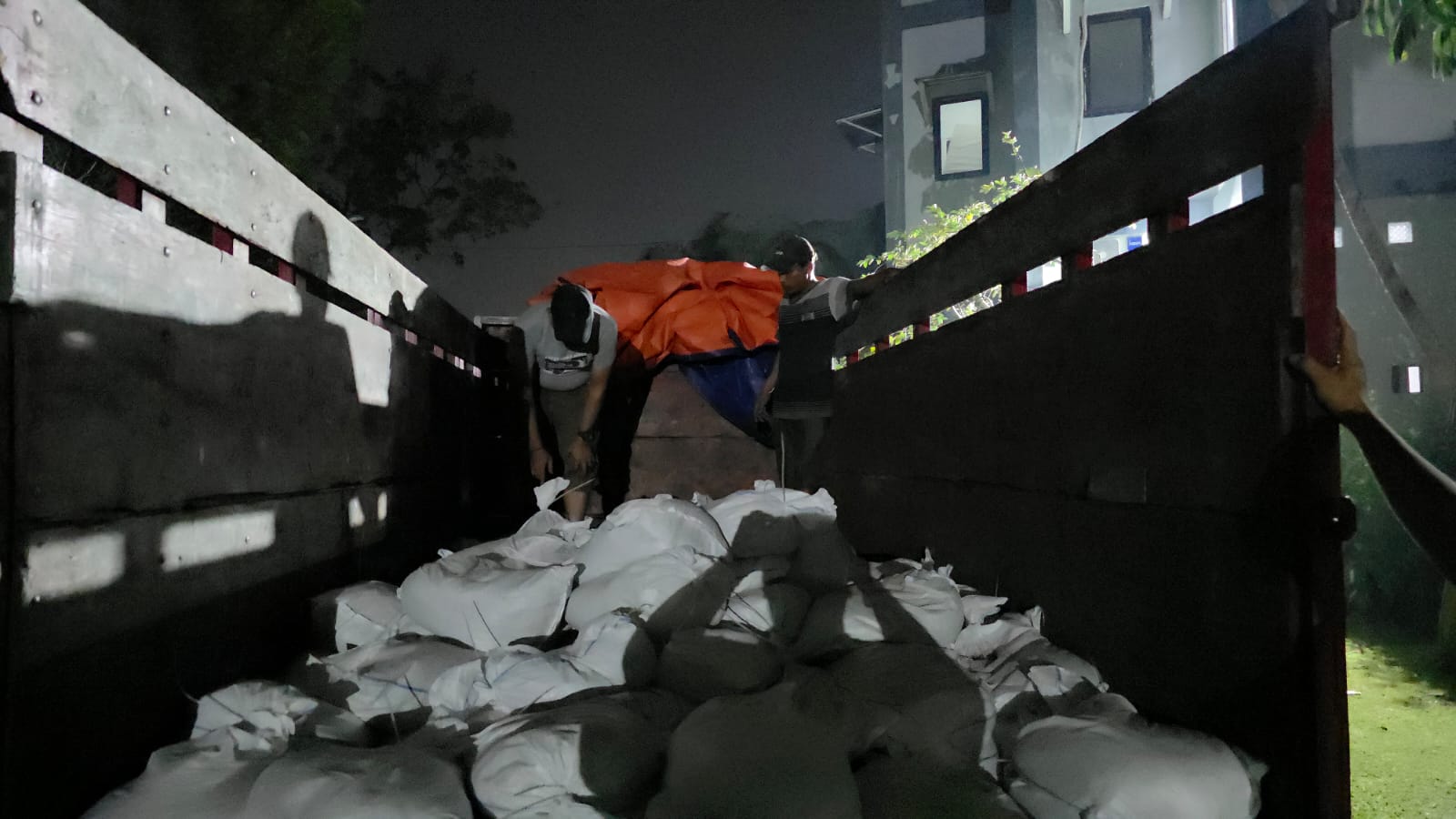 TNI AL GAGALKAN PENYELUNDUPAN 6 TON PASIR TIMAH ILEGAL DI KAWASAN ANCOL