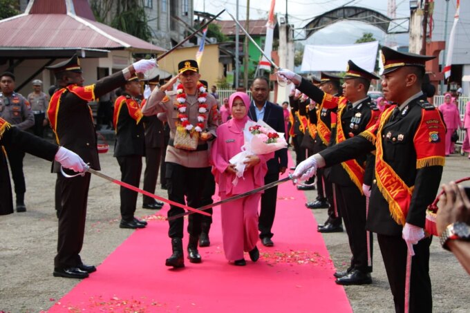 Resmi Bertugas, AKBP Naim Ishak Terima Penyambutan Adat dan Pedang Pora di Polres Fakfak – Detiktoday.com